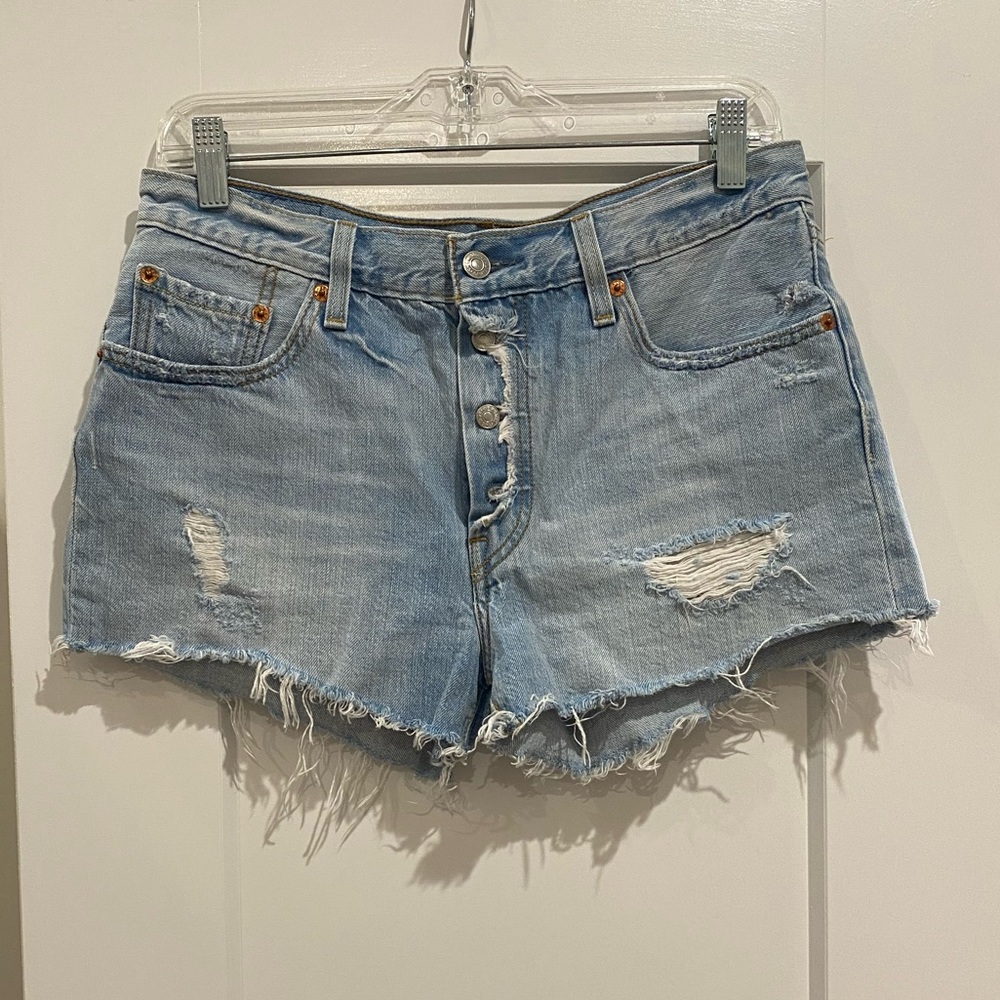 Levi’s 501 High Rise Short | Light Wash Slightly Distressed | Size 28